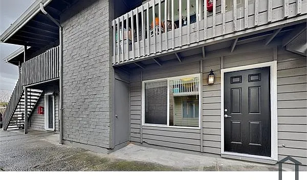1105 S Woodlawn St — Photo 1