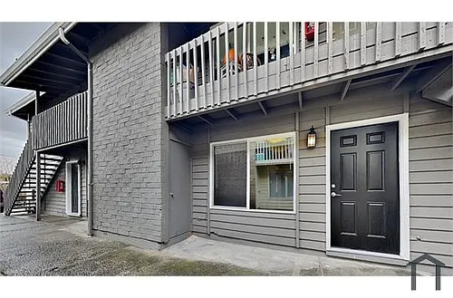 1105 S Woodlawn St Photo 1