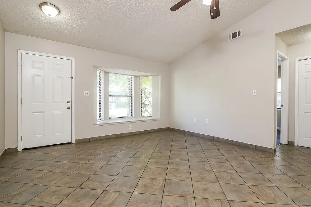 3 bed, 2.0 bath, 1064 sqft, $1,895 — Photo 4