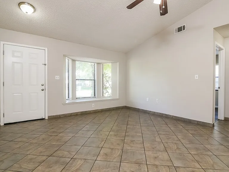 4085 Scotland St — Photo 4
