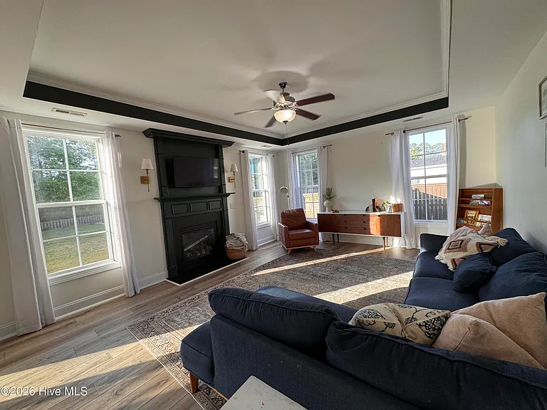 421 Wolfe Ln — Photo 4