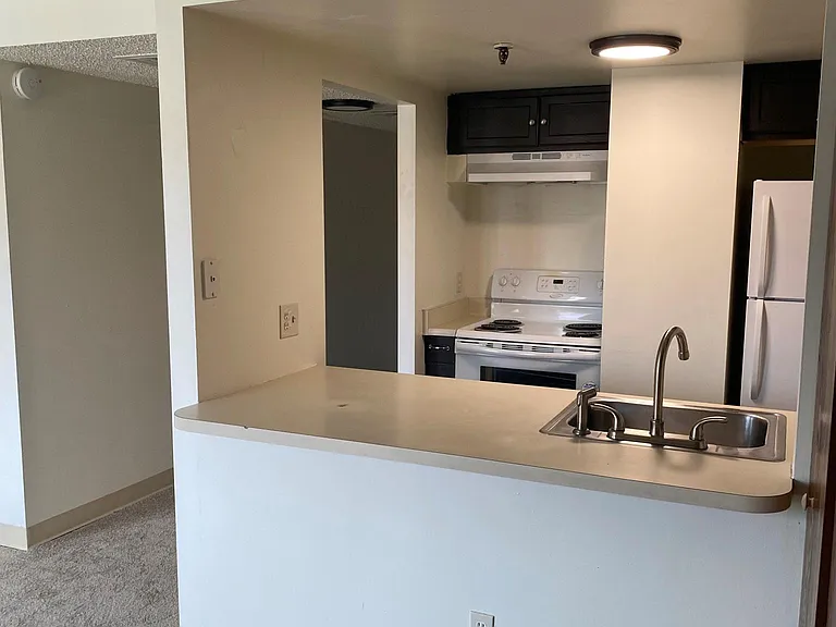 Kitchen w/ Stove, refrigerator and Dishwasher