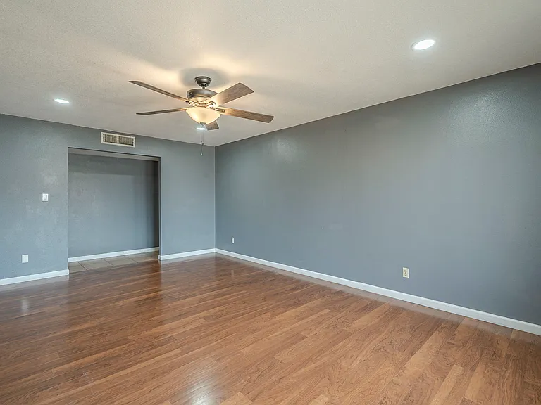 3236 S Kenwood Ln — Photo 10