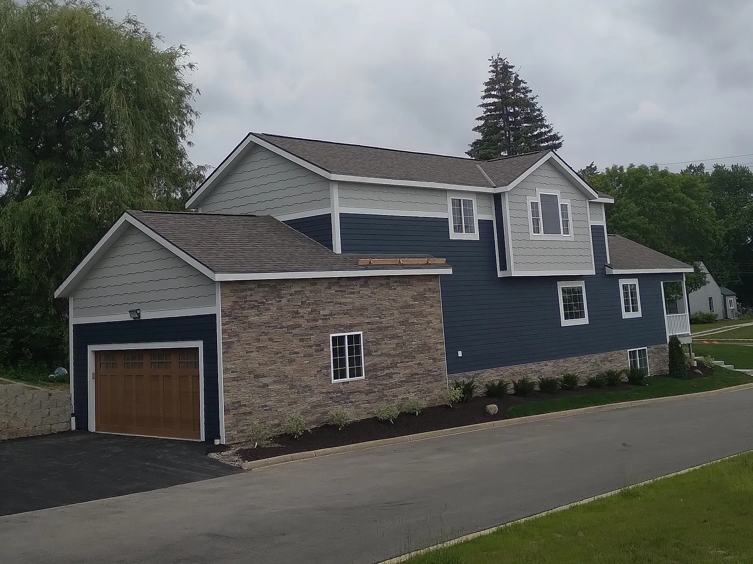 4 bed, 2400 sqft, $3,995 — Photo 1