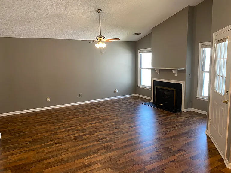 105 W Victoria Ct #D — Photo 2