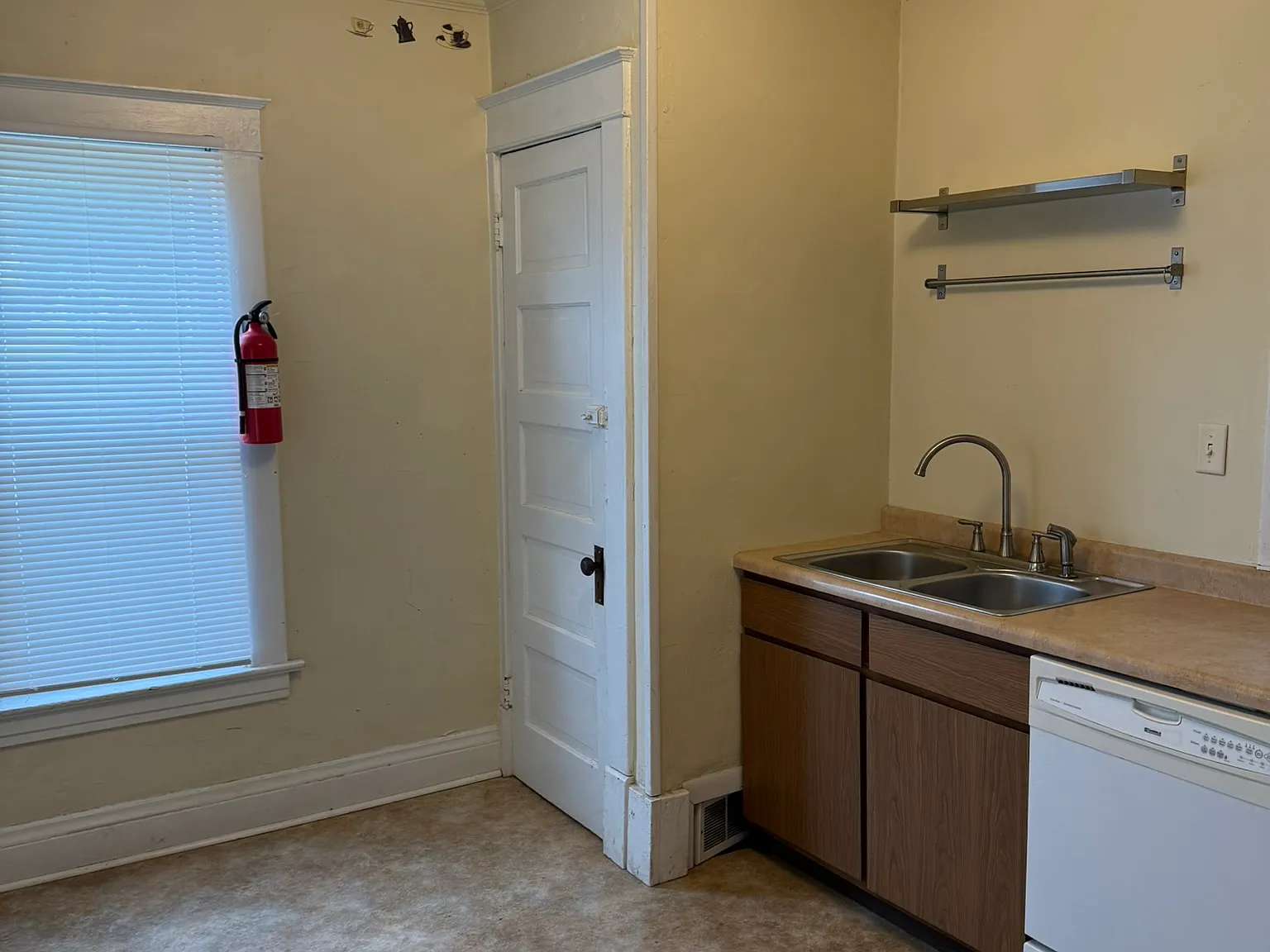 4 bed, 100 sqft, $3,085 — Photo 3