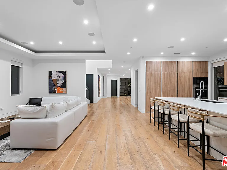 637 N Gardner St — Photo 9