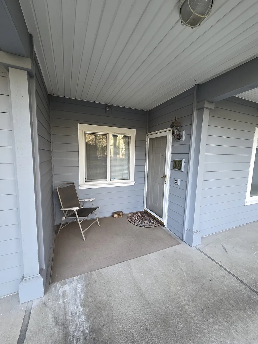 Building Photo - 6125 NE 175th St #M102