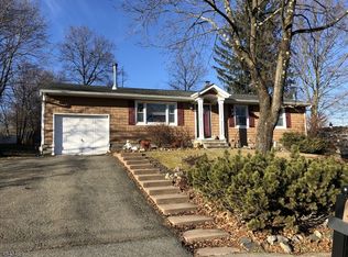 4 Perrelli Ln, Oak Ridge, NJ 07438