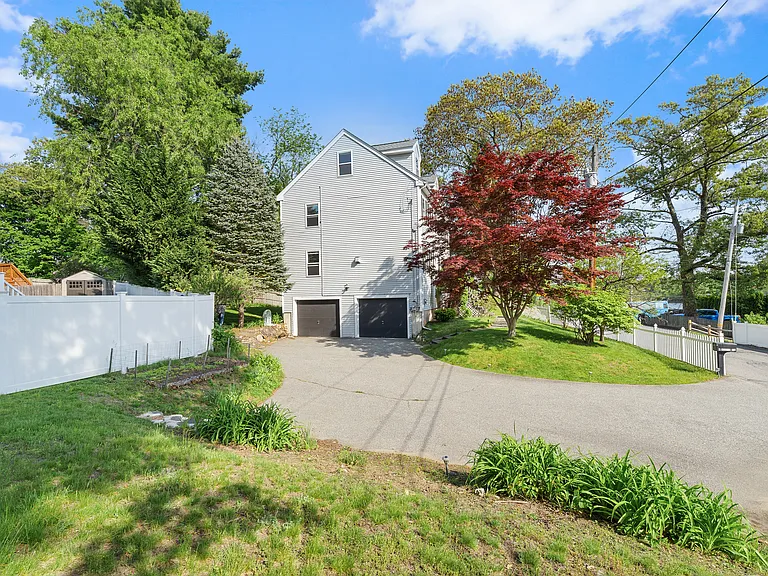 9 Rhodes St — Photo 32