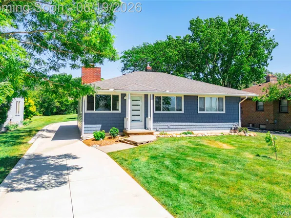 25815 W River Rd, Grosse Ile, MI 48138