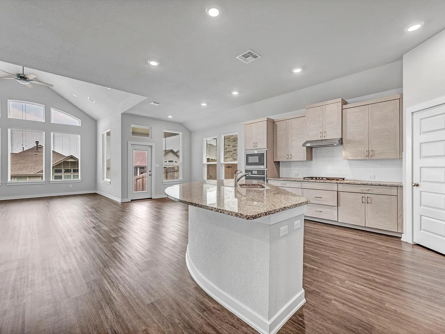3 bed, 2.5 bath, 2390 sqft, $2,395 — Photo 2