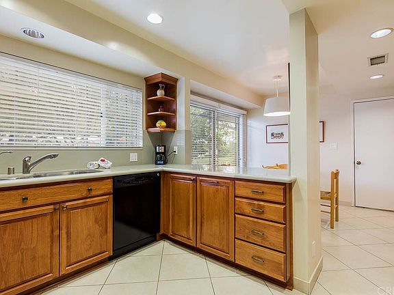 5th image of 23764 Clarendon St