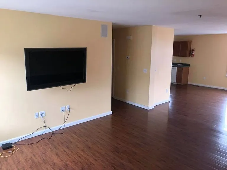 3 Bedroom 2 Bathroom Garden Apartment Blocks From Penn West — Photo 4