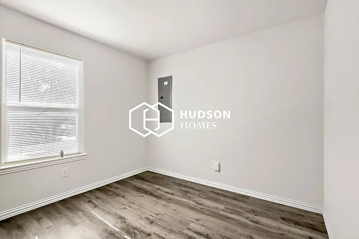 2402 Smith Dr — Photo 8