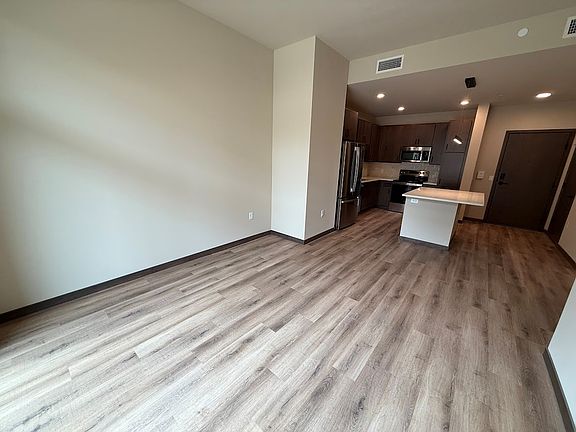 5th image of 531 W Washington Ave #121