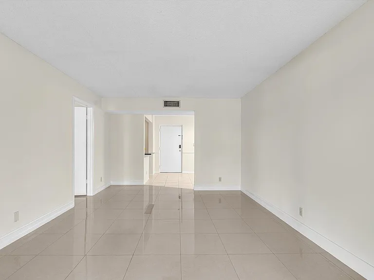 470 NW 20th St — Photo 23