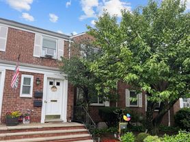 7231 Little Neck Pkwy, Glen Oaks, NY