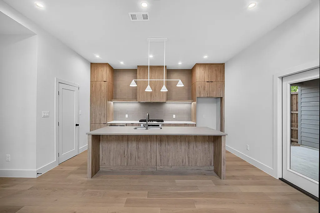 3 bed, 2234 sqft, $3,800 — Photo 2
