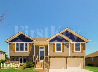 811 S Sunset Ln, Raymore, MO 64083