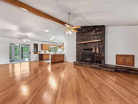 4th image of 10 Crosshill Dr
