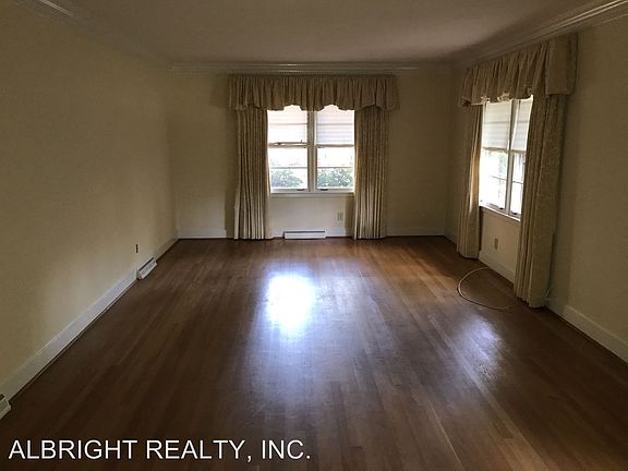 3rd image of 952 Hawthorne Ln