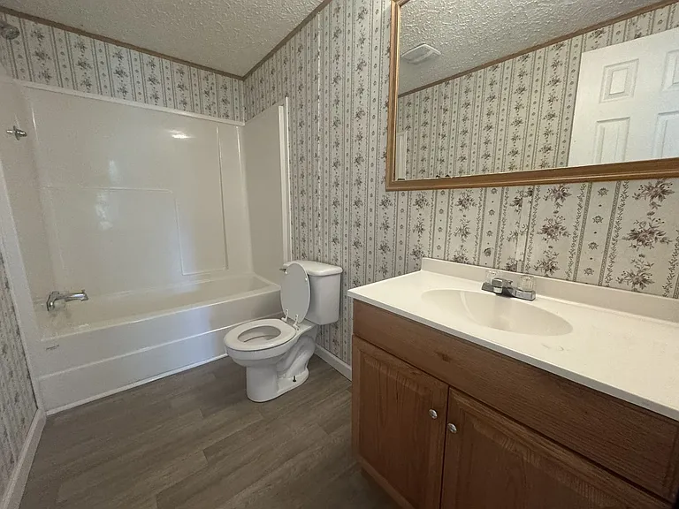 1451 Columbus Rd — Photo 14