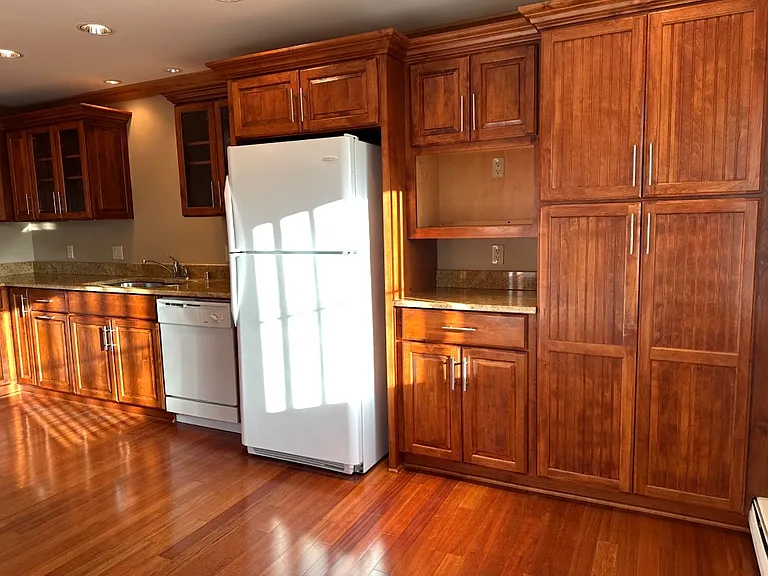 800 E Henry Clay St #302 — Photo 5