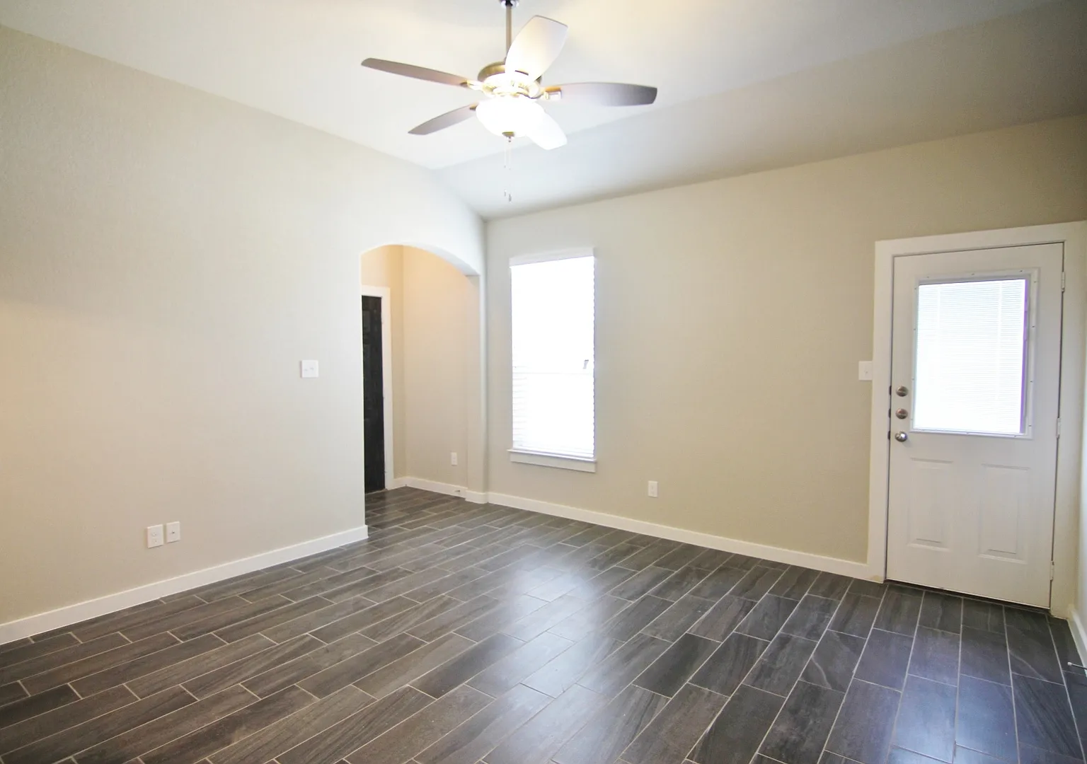 3/2/2 Fridge Included / Xeriscaped Front Yard / Corner Lot / Fenced in Yard / CISD — Photo 2