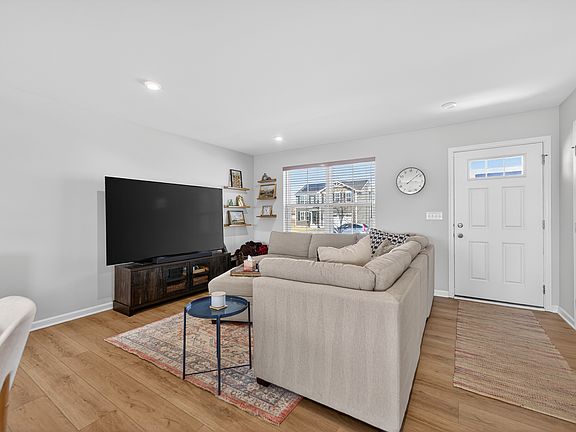 4th image of 383 Thresher St