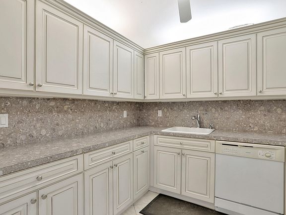 4th image of 422 Richmond C
