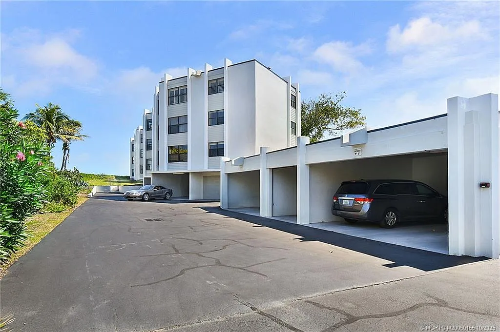 2 bed, 2.0 bath, 1108 sqft, $8,900 — Photo 3