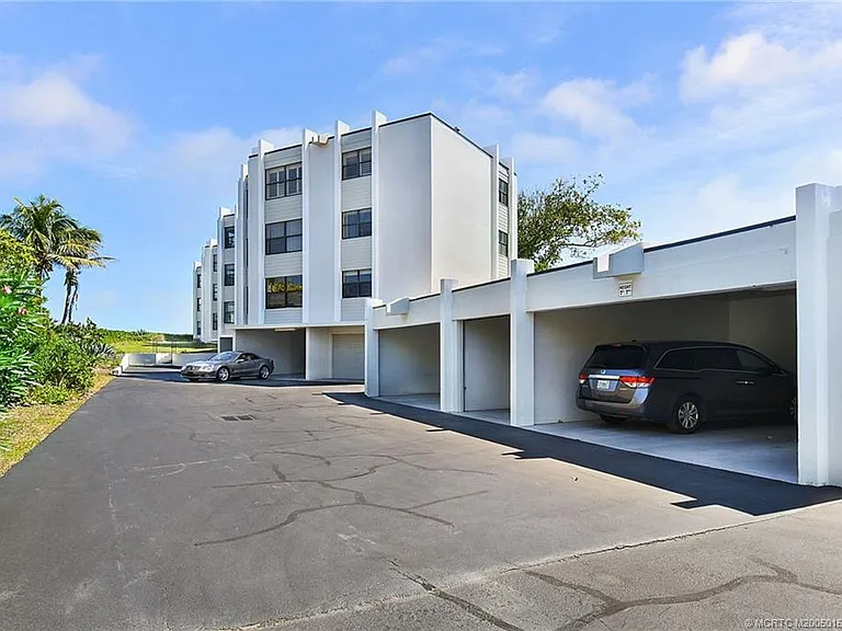 1289 NE Ocean Blvd #11 — Photo 3