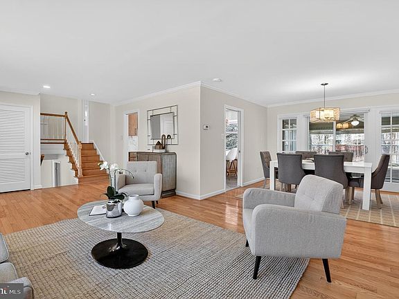 5th image of 11004 Oakwood St