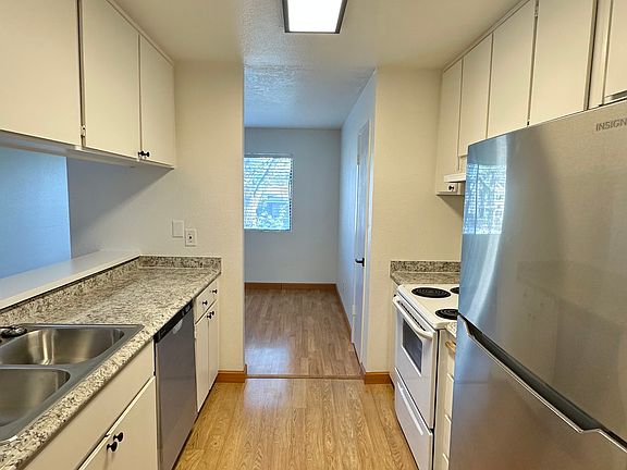 5th image of 2905 Niagra St APT 261