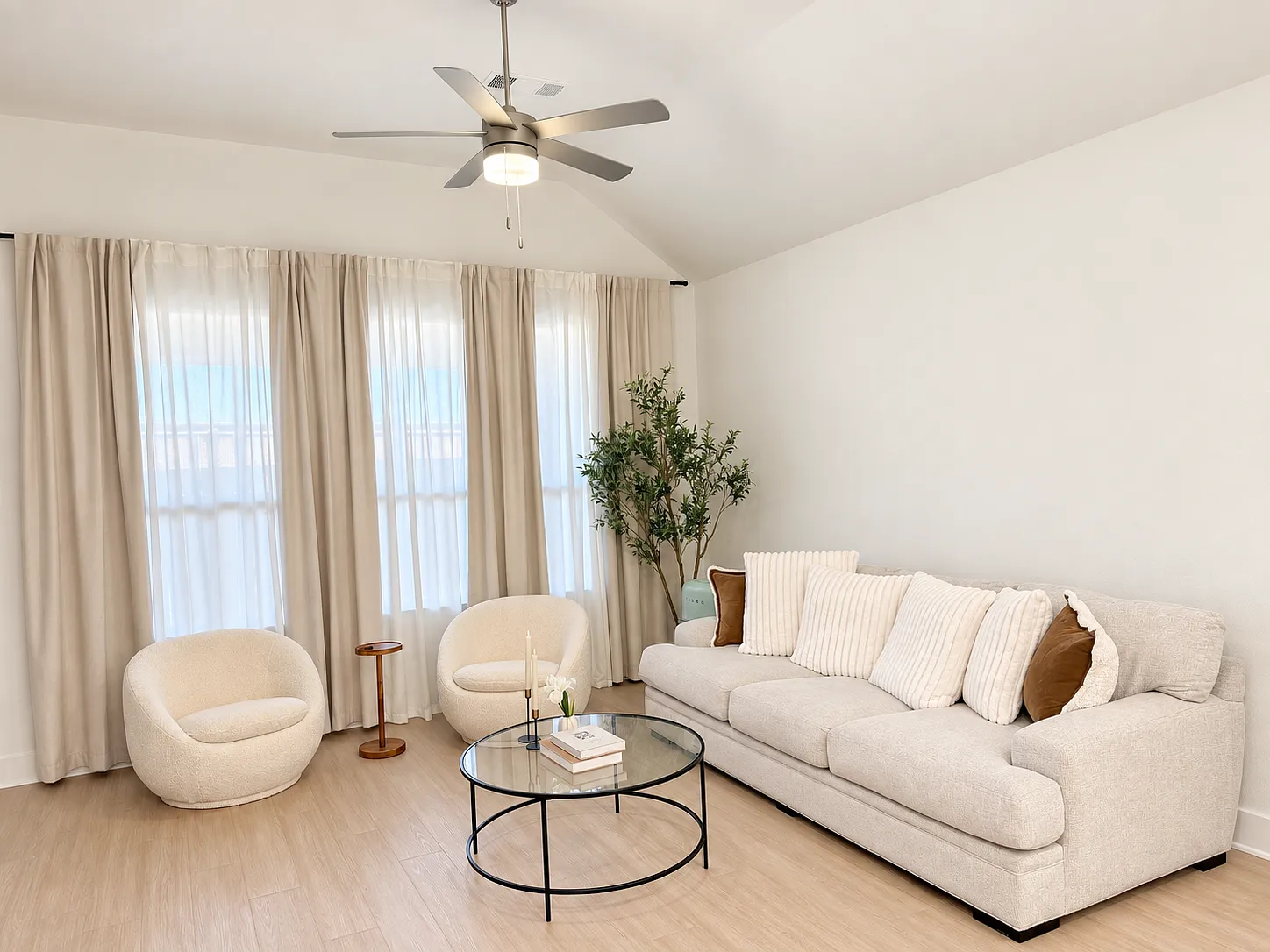 1613 Sandhill Ln — Photo 3