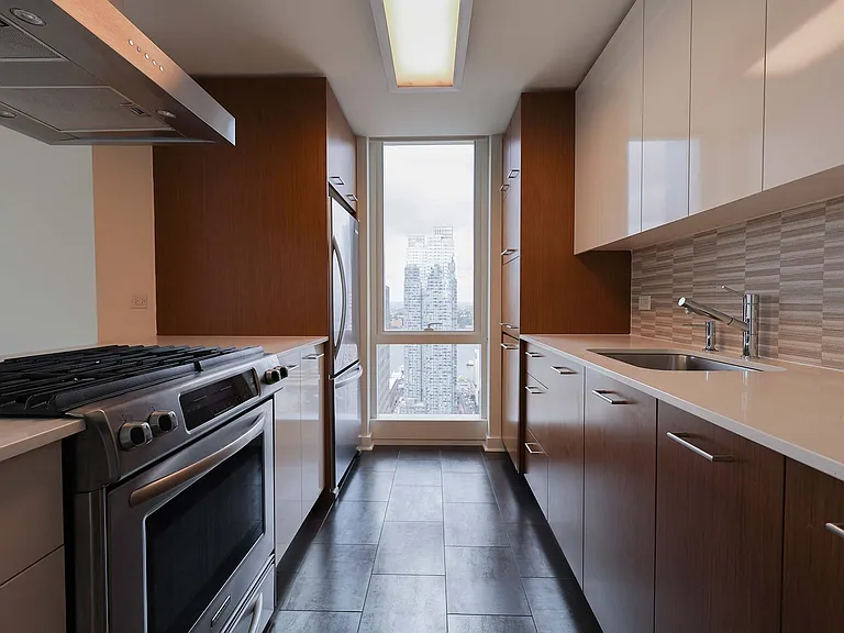 450 W 42nd St — Photo 100
