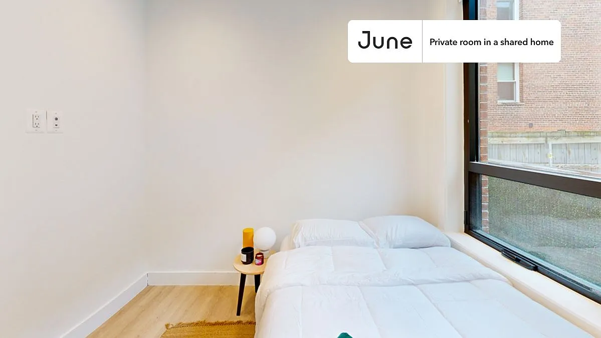 Queen bedroom in 4 bed/2 bath home in Dupont Circle #1903 B — Photo 2