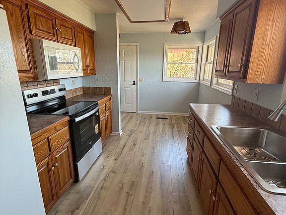4th image of 46 Elizabeth Dr