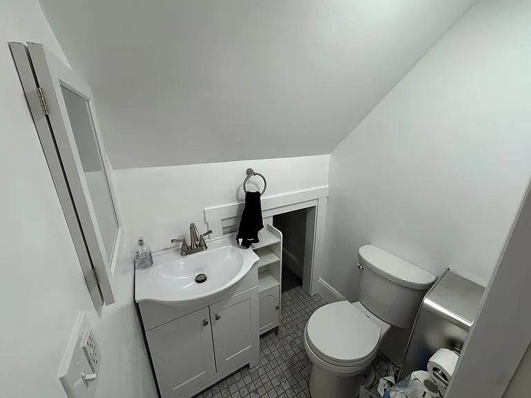12 Burnham St #S1 — Photo 4