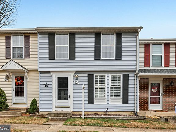 3rd image of 839 Oak Leaf Ct