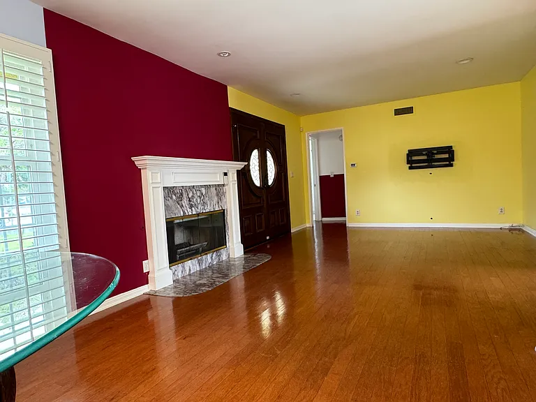 22936 Gault St — Photo 5