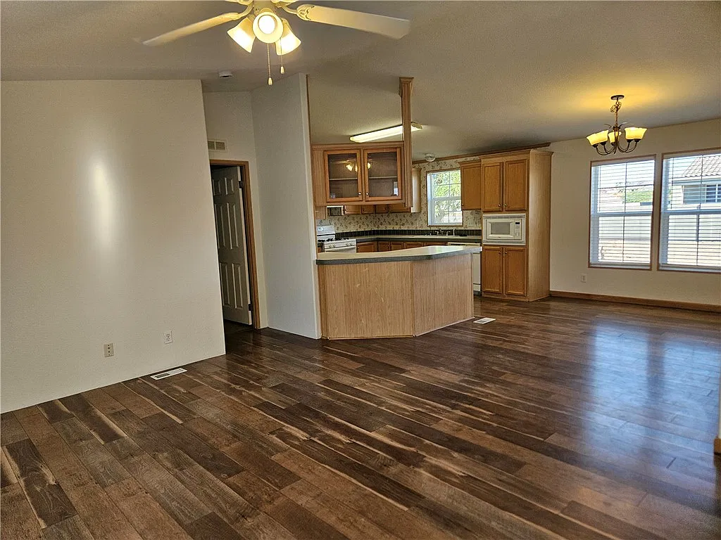 3 bed, 2.0 bath, 1404 sqft, $1,700 — Photo 2