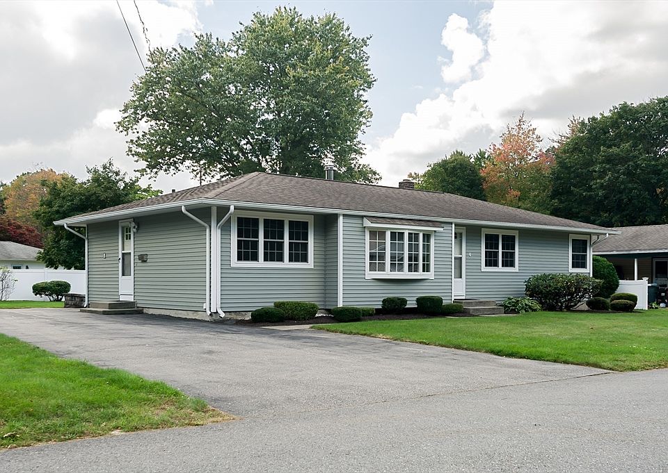 1st image of 4 Horseshoe Dr