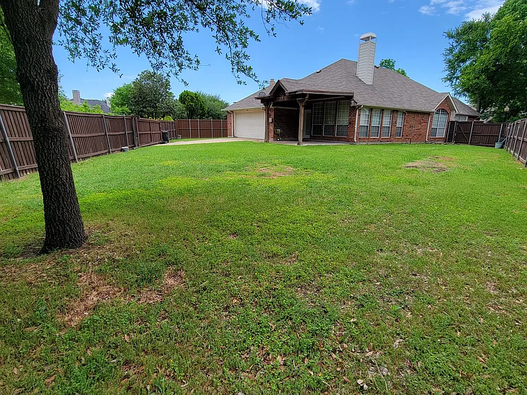 401 Colony Dr — Photo 26