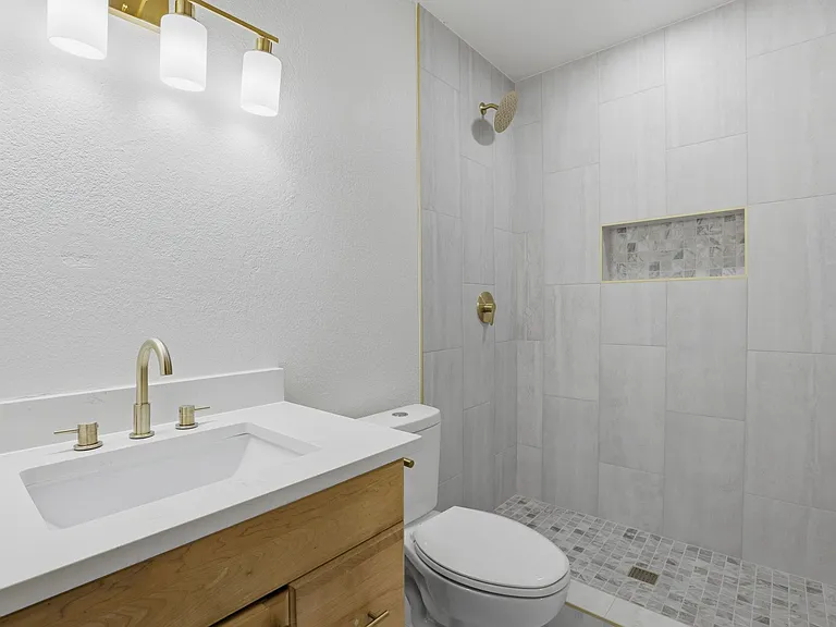 1525 NE 8th St — Photo 10