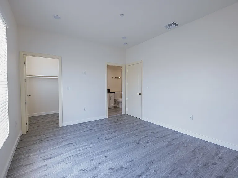 1128 W 39th St #5 — Photo 15