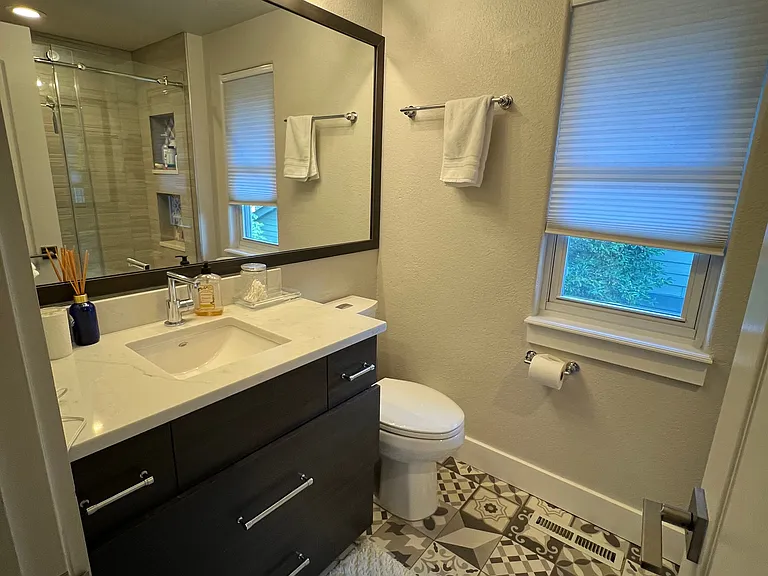 Upper level secondary full bath.