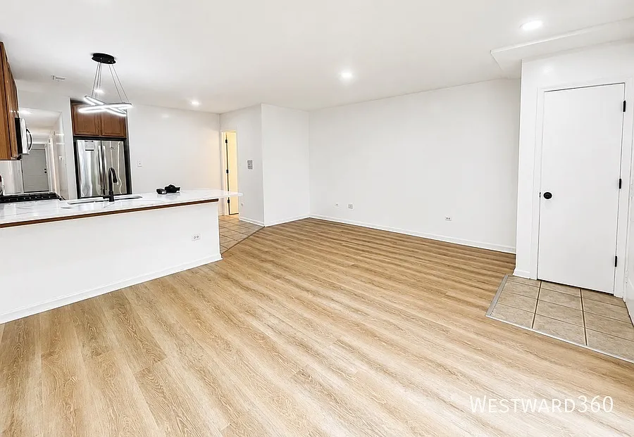 Modern 3BR/2BA Ground Unit with Private Patio & Shared Deck Near the Illinois Medical District — Photo 3