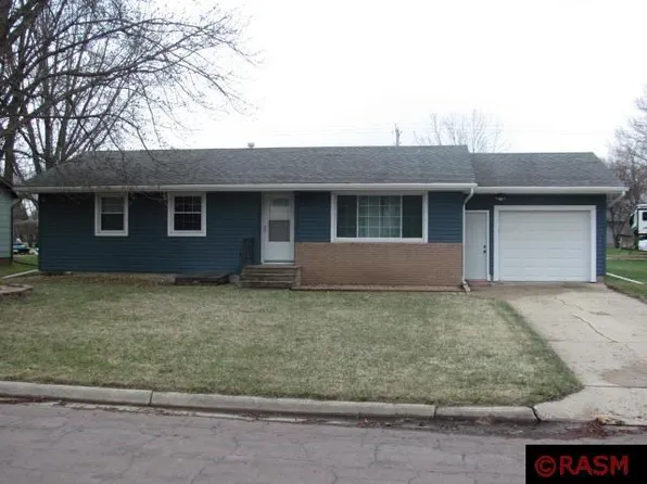 714 1st St SW, Madelia, MN 56062
